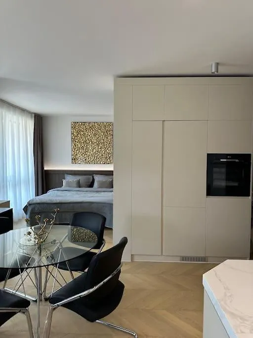 Luxe Apartment Near The Airport location